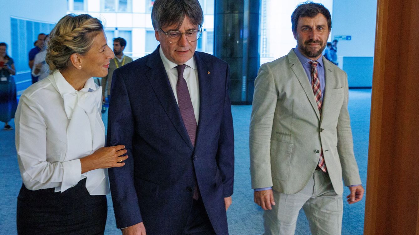 Díaz promete a Puigdemont buscar soluciones democráticas para desbloquear el conflicto en Cataluña