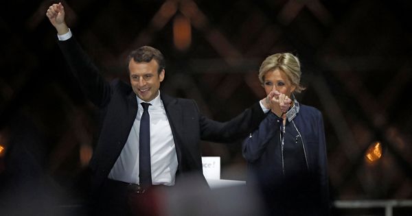 Foto: El presidente electo de Francia, Emmanuel Macron, y su mujer, Brigitte Trogneux, celebran el resultado electoral en París. (Reuters)