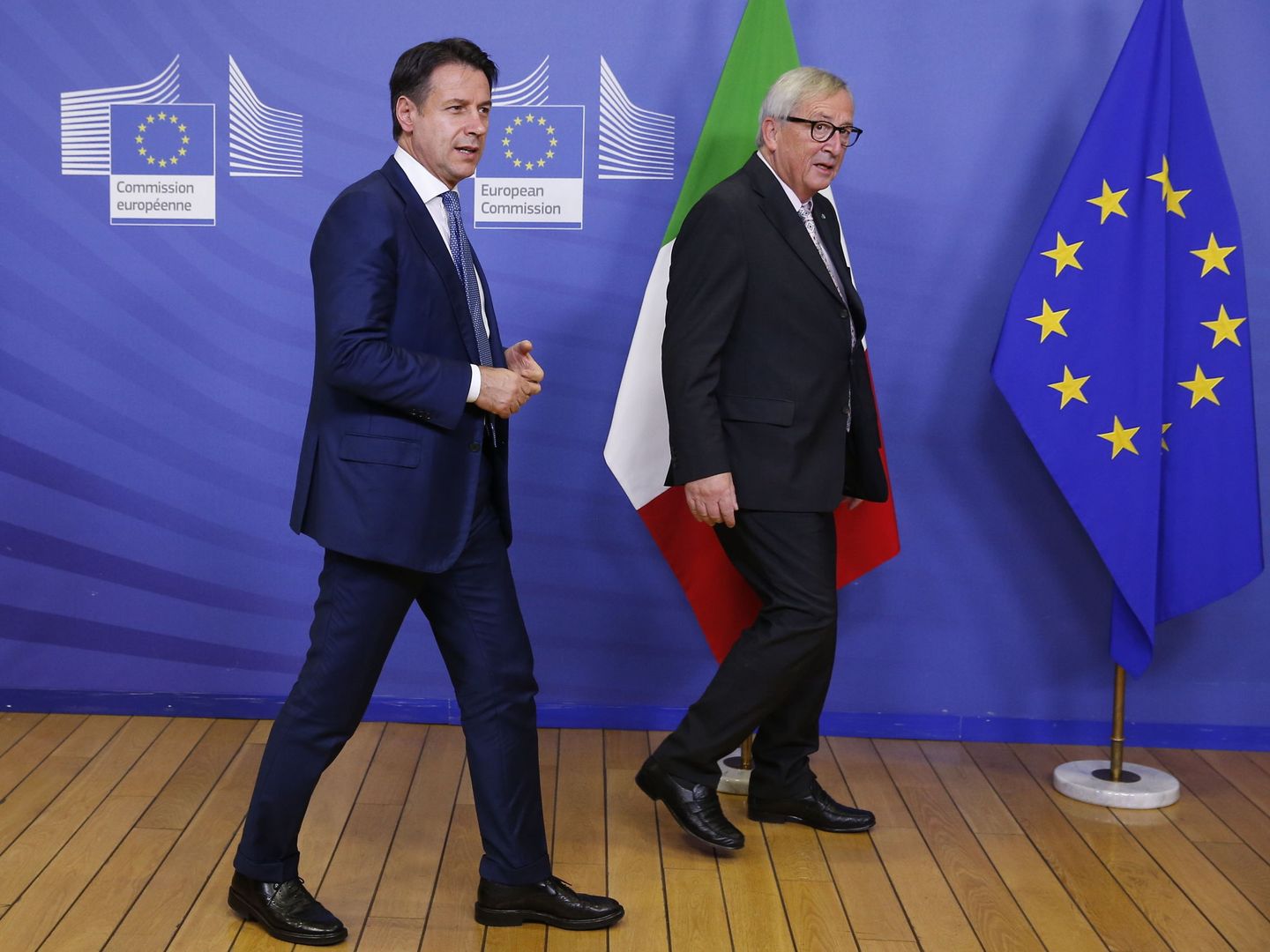 Conte (i) es recibido por Juncker (d). (Reuters)