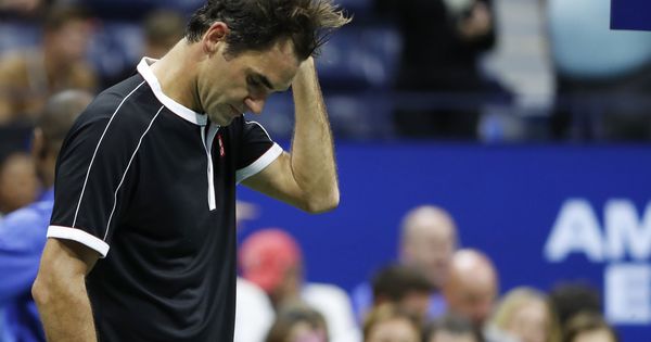 Foto: Roger Federer, cabizbajo tras caer contra Dimitrov en el US Open. (Reuters)