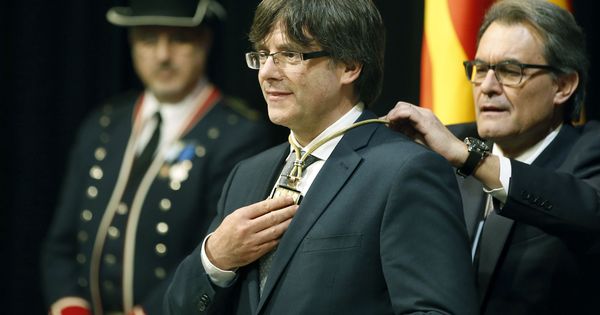 Foto: Carles Puigdemont, con el medallón de la Presidencia de la Generalitat impuesto por Artur Mas en 2016 | EFE