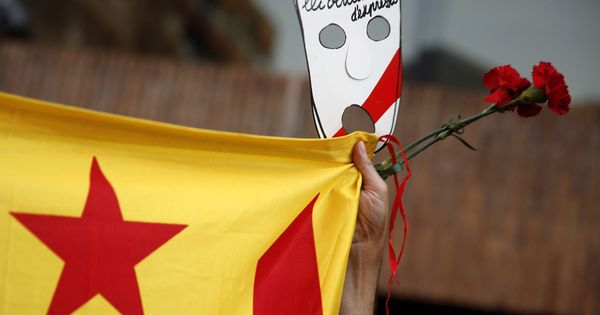 Foto: Una estelada y una máscara con el lema "libertad de expresión". (EFE)