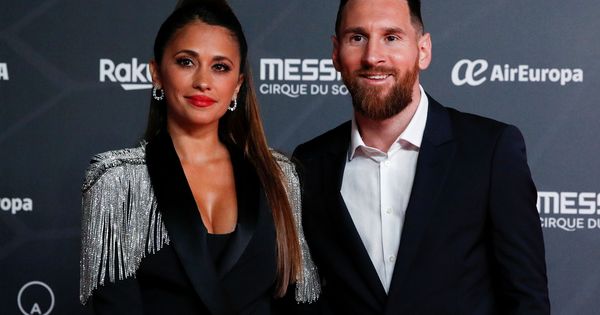Foto: Leo Messi junto a Antonella Roccuzzo durante el estreno del espectáculo. (Reuters)