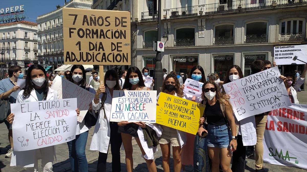 Cientos de sanitarios protestan en Madrid por el reparto exprés de las plazas MIR
