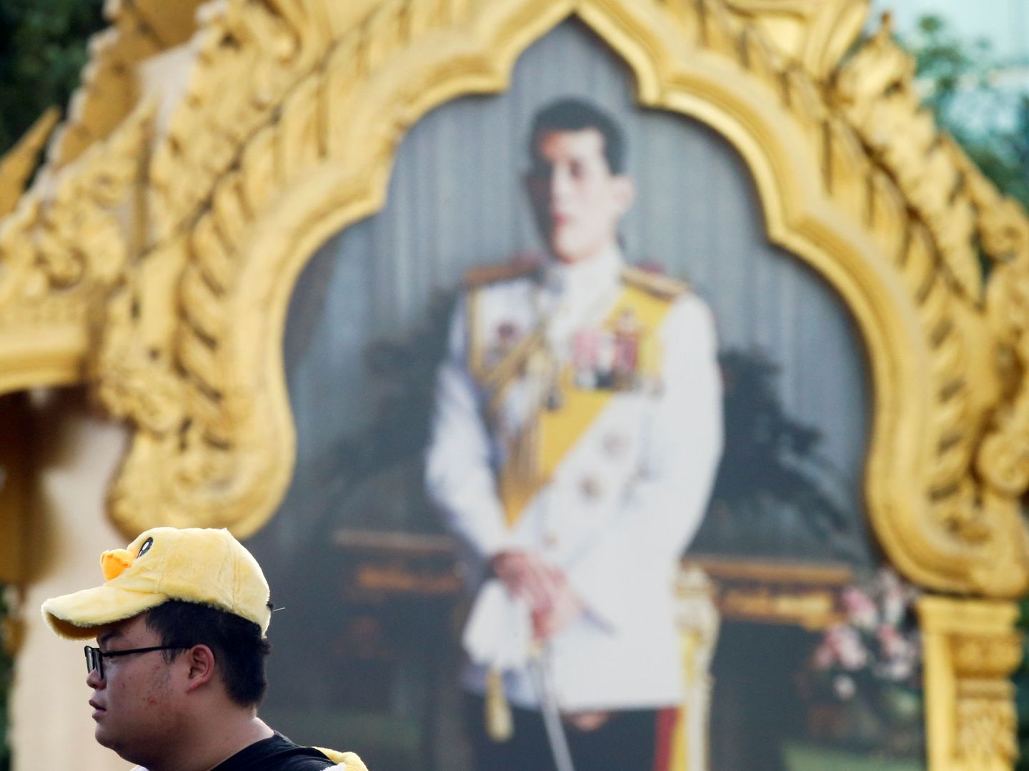 Un manifestante frente a un retrato del rey de Tailandia. (Reuters)
