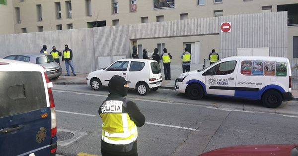Foto: Foto de archivo de la policía de Ceuta realizando detenciones relacionadas con el Daesh.