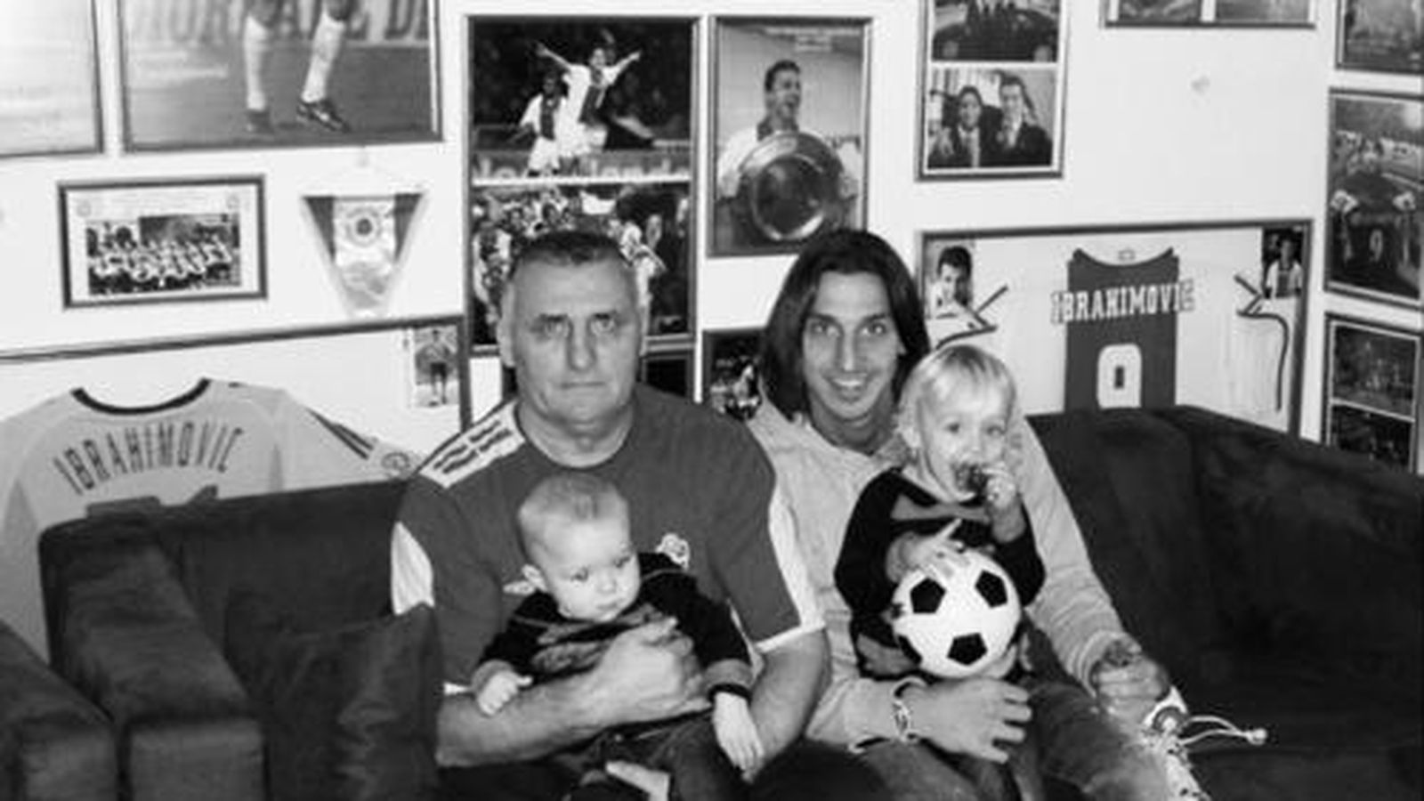 Foto: Un joven Zlatan posa junto a su padre, Šefik, cuando militaba en las filas del Ajax