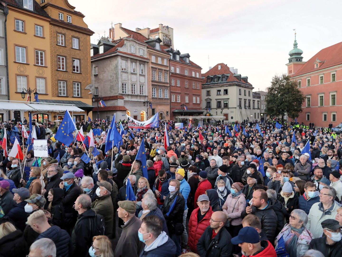 Manifestación proeuropea en Varsovia tras la decisión del constitucional polaco. (Reuters)