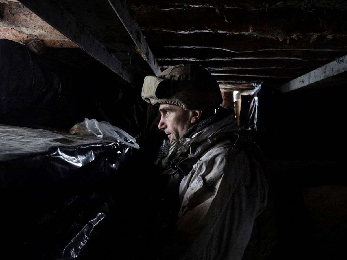Foto: Un militar ucraniano vigila la situación cerca de la ciudad de Donetsk, controlada por prorrusos (EFE/EPA/Kozlyuk)