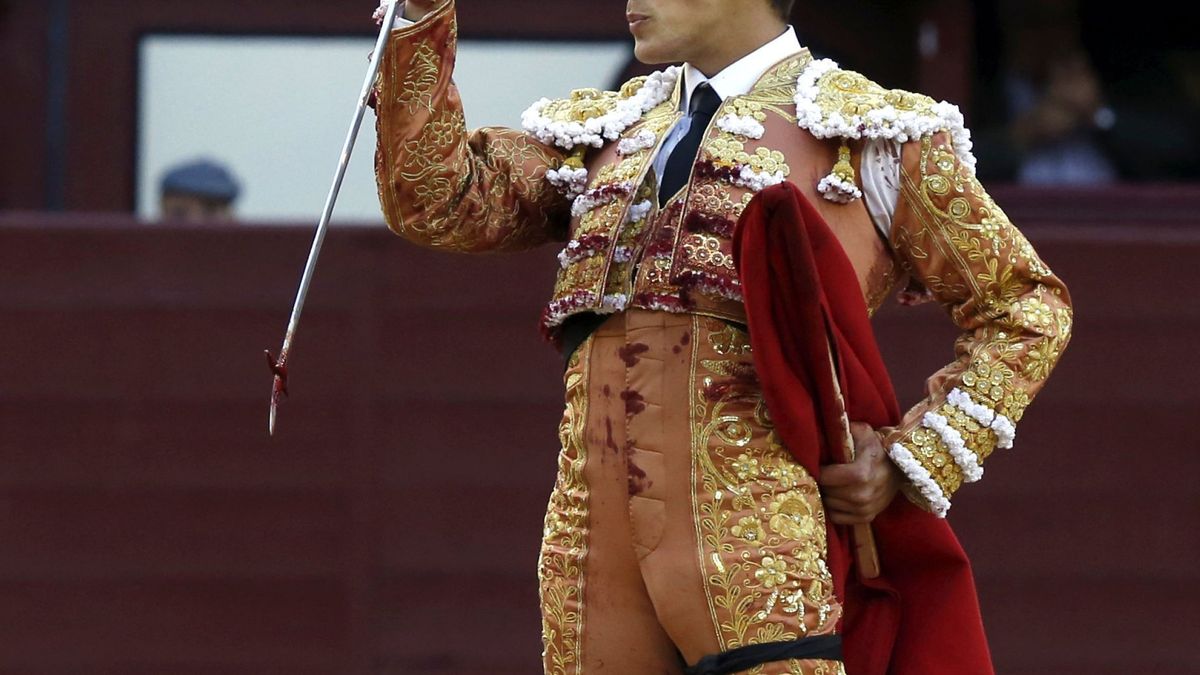 Gonzalo Caballero, herido por el tercer toro durante una corrida en Las Ventas
