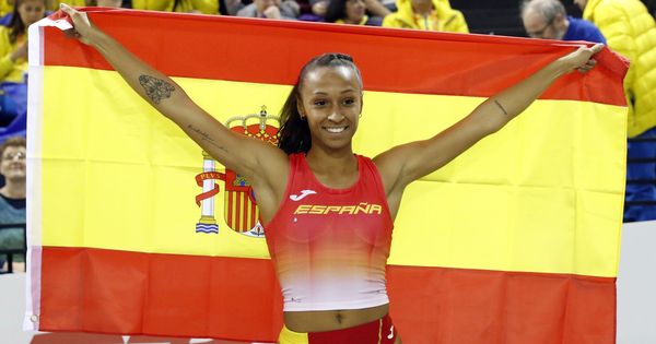 Foto: Ana Peleteiro posa con la bandera de España tras ganar el oro en triple salto en los Campeonatos de Europa de Glasgow. (EFE)