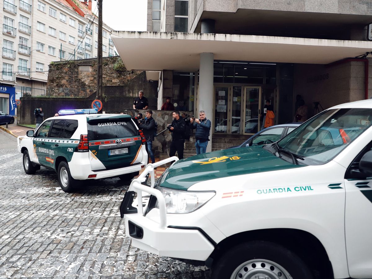 Foto: Vista de unos vehículos de la Guardia Civil en Ferrol. (Europa Press/Raúl Lomba)
