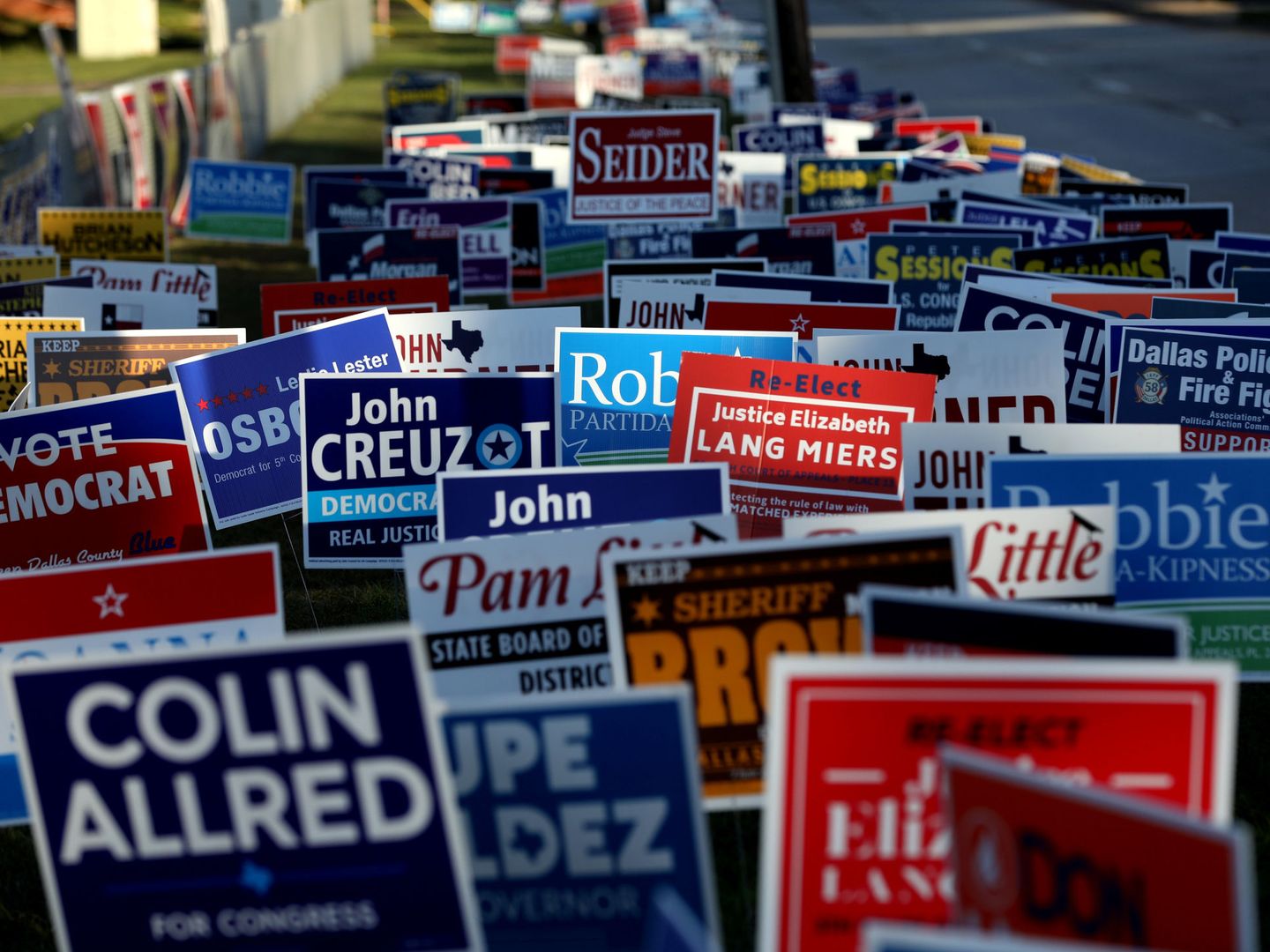 Carteles electorales en un centro de votación en Dallas, Texas. (Reuters)
