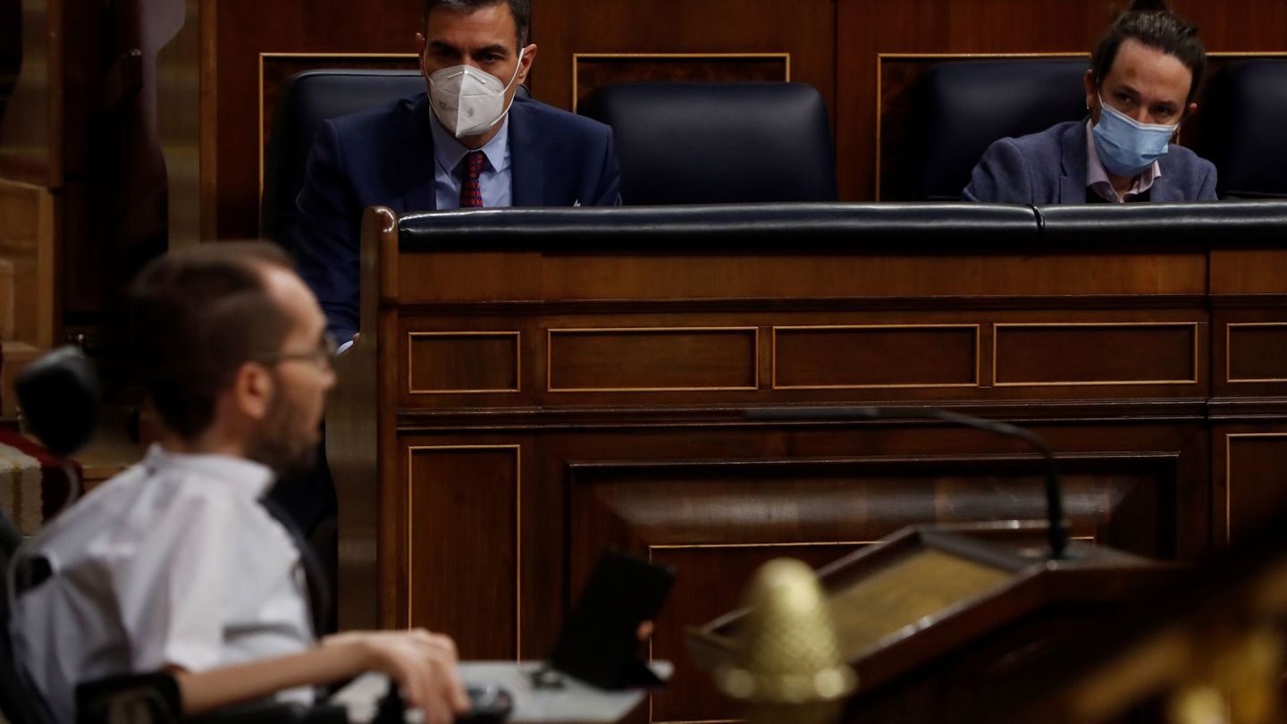 Sánchez e Iglesias, en la última sesión parlamentaria antes de Navidad. (EFE)