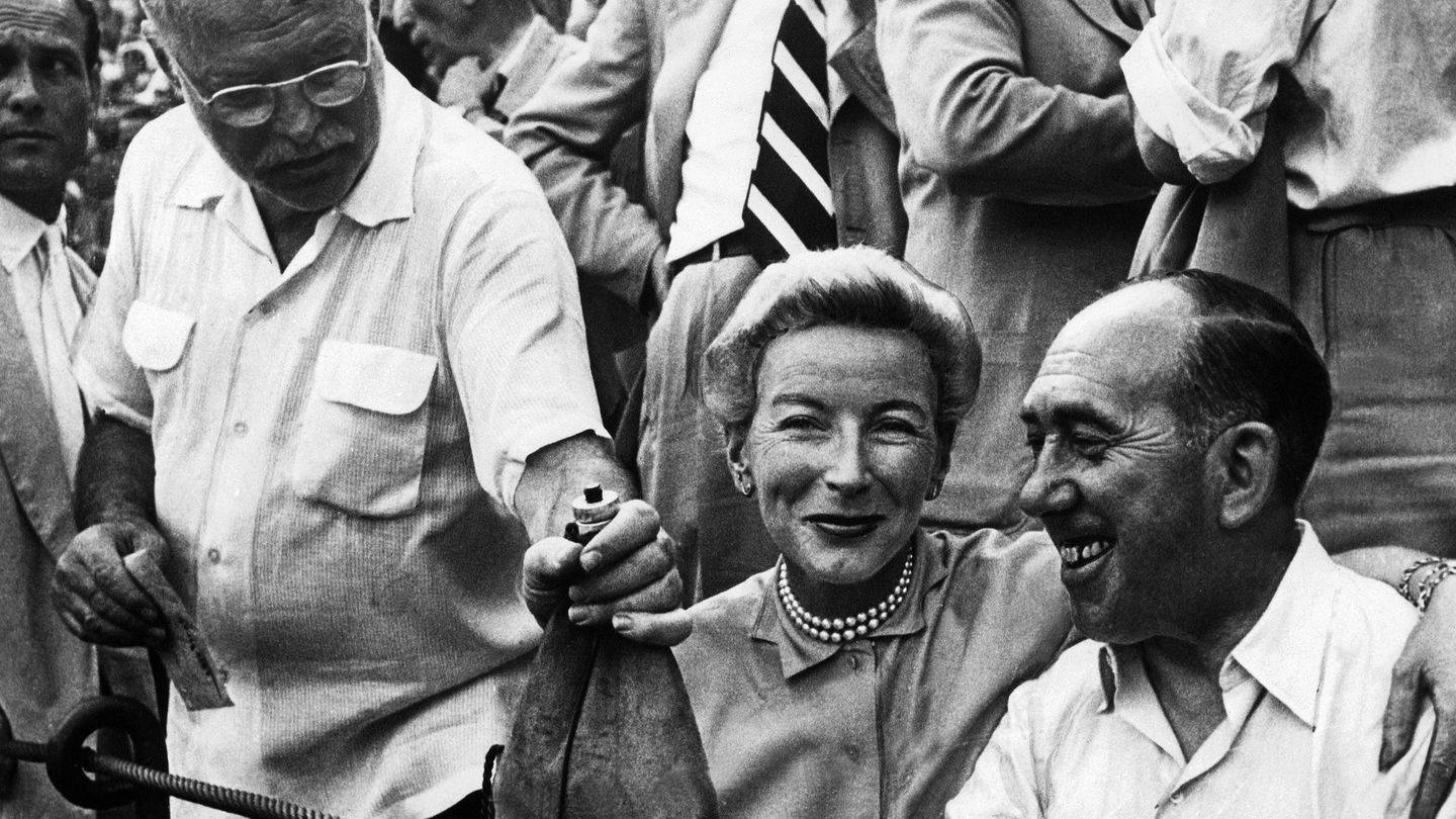Ernest Hemingway (izquierda) y su mujer, Mary Welsh (centro), disfrutando de una corrida de toros en Pamplona. (EFE)