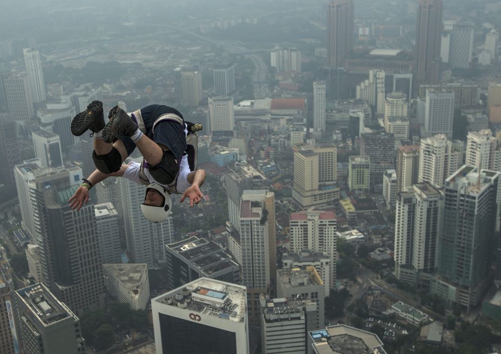 Foto: Salto base desde un rascacielos en Kuala Lumpur (EFE)