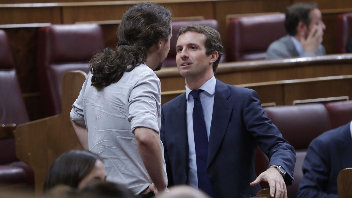 Pablo Iglesias y Pablo Casado, líderes de Podemos y PP, conversan en el Congreso en septiembre pasado. (EFE)