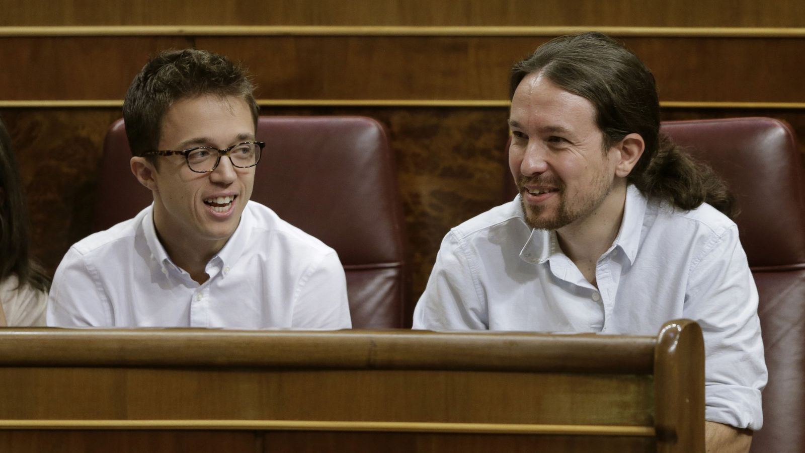 Foto: El secretario general de Podemos, Pablo Iglesias (d), y el portavoz parlamentario de Unidos Podemos, Íñigo Errejón (i), durante la segunda jornada del debate de investidura. (EFE)