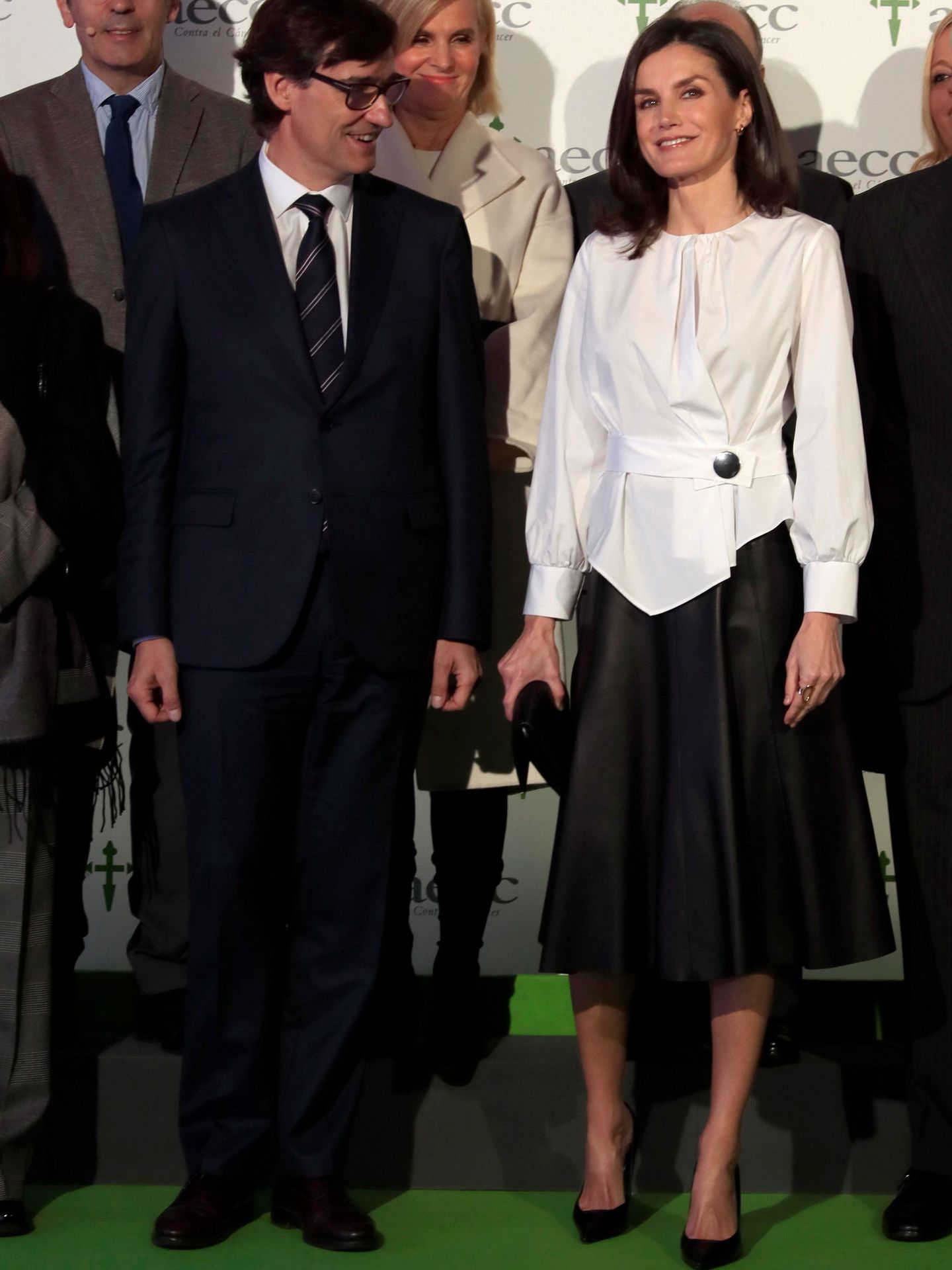 La reina Letizia en un acto de la Asociación Española contra el Cáncer con camisa blanca y falda negra. (EFE) 