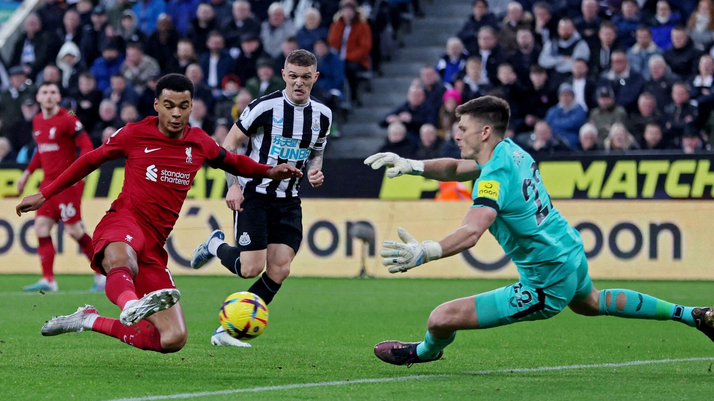 Cody Gakpo marca en la victoria del Liverpool ante el Newcastle. (Reuters/Lee Smith).