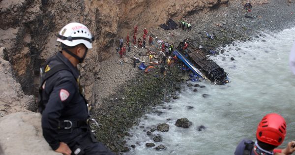 Foto: Los servicios de rescate trabajan en el lugar del accidente. (Reuters)