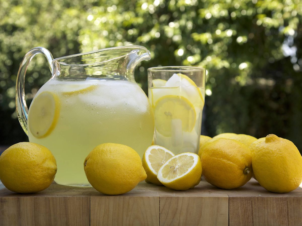 Foto: El agua con limón ayuda a perder peso, es antiinflamatoria y mejora la memoria. (iStock)