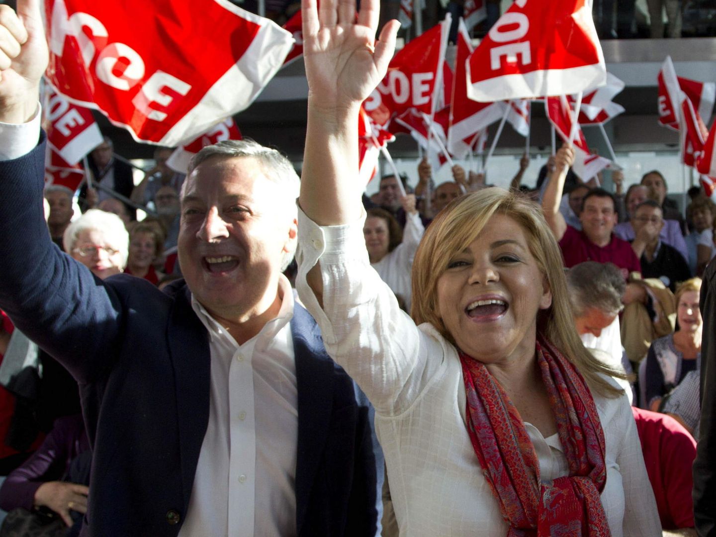José Blanco y Elena Valenciano, en la campaña de las últimas europeas, el 19 de mayo de 2014, en Vigo. (EFE)