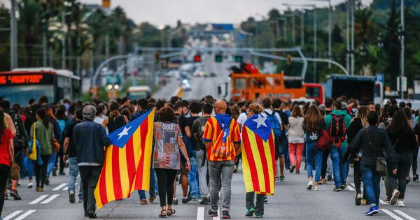 Foto: Estudiantes y trabajadores de la Universidad de Barcelona cortan la avenida Diagonal durante un paro este martes. (EFE)