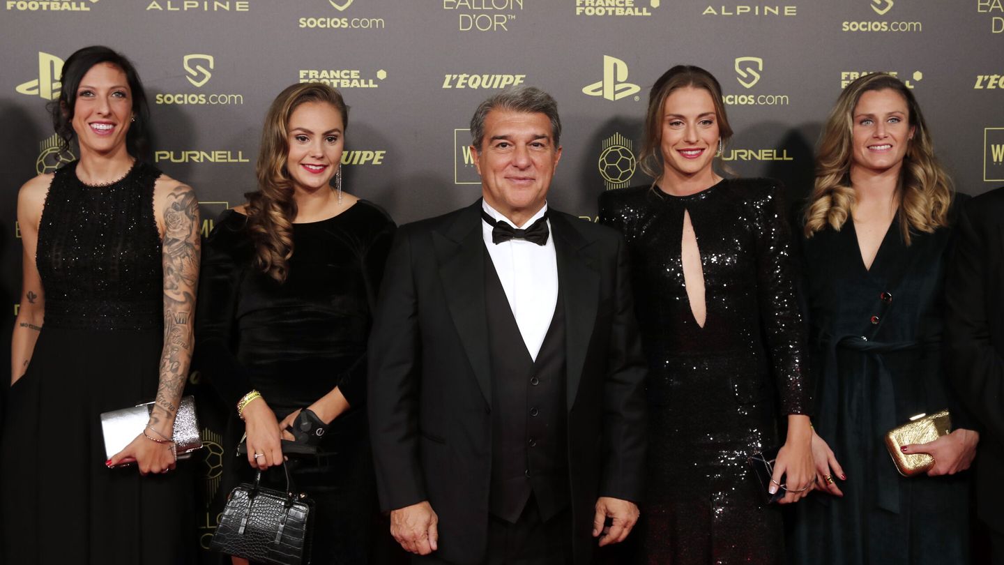 Joan Laporta posa con las cuatro futbolistas del Barça nominadas al galardón femenino de la noche. (Reuters/Benoit Tessier)