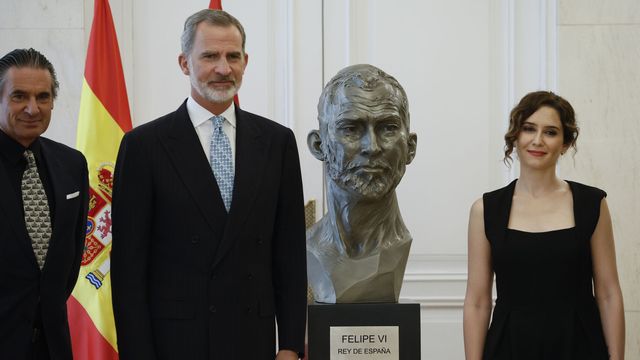 Victor Ochoa, el rey Felipe VI e Isabel Díaz Ayuso posan al lado de la escultura del monarca. (EFE/Martín)