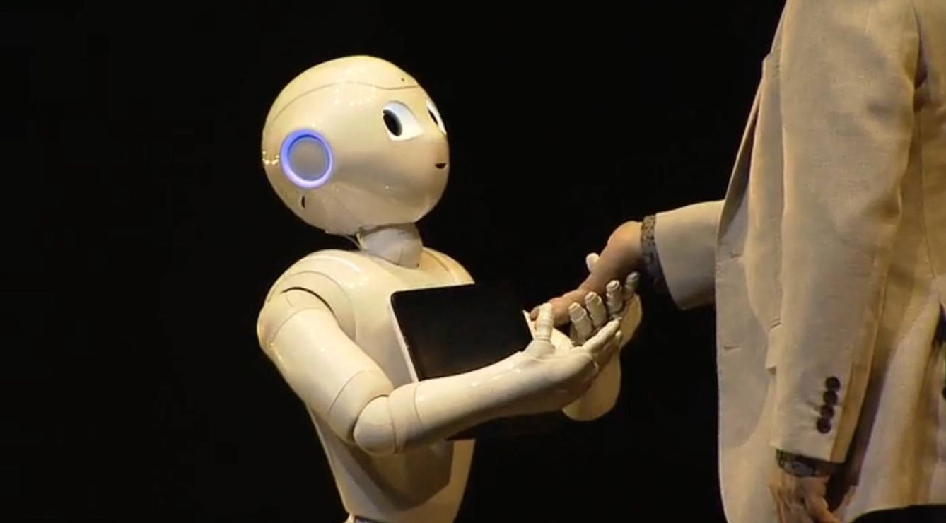 Este es Pepper, un robot con corazón que te guiará en las tiendas