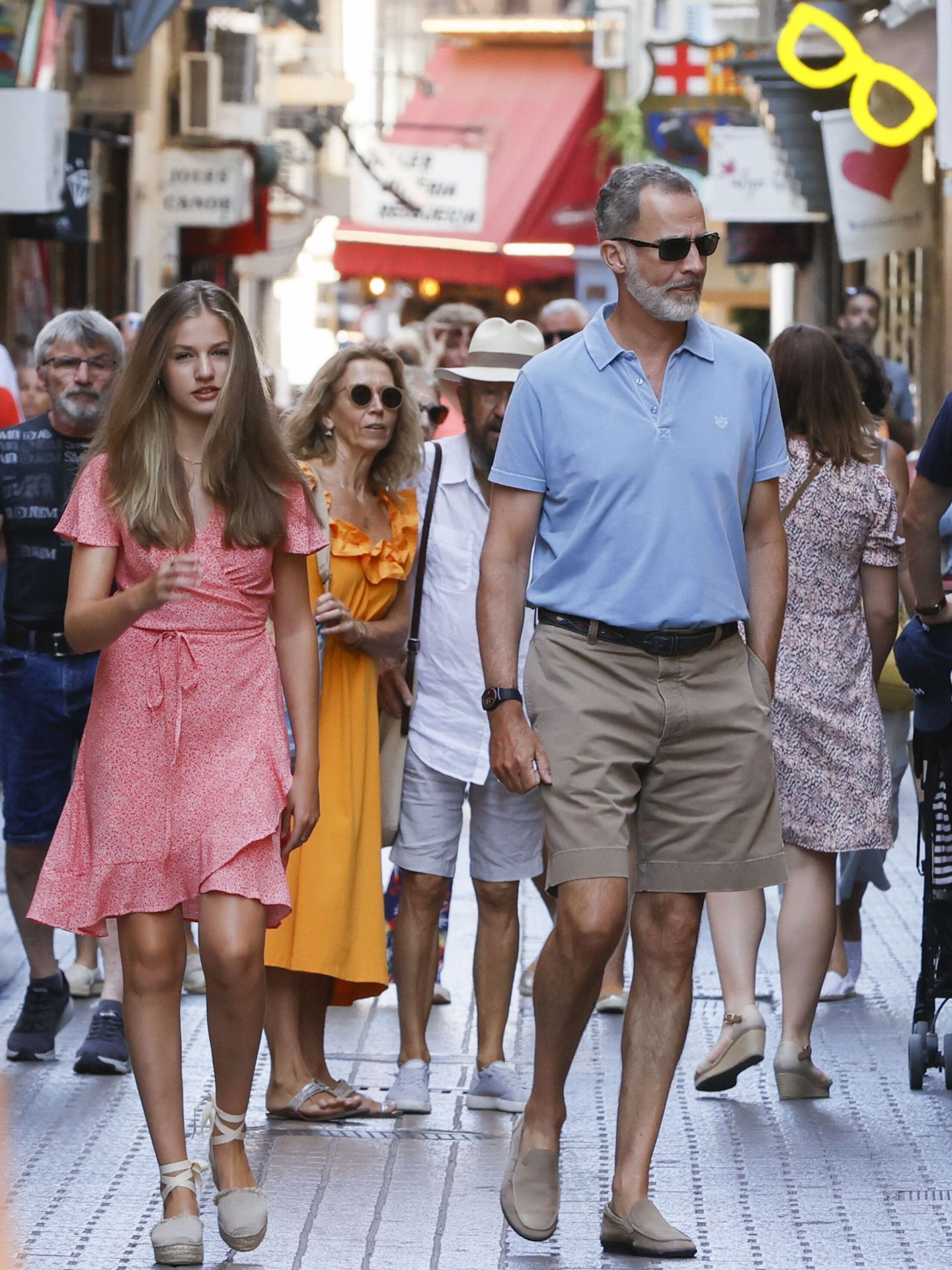 El rey Felipe y su hija mayor pasean por la calle Jaime II de Palma de Mallorca. (EFE/Ballesteros) 