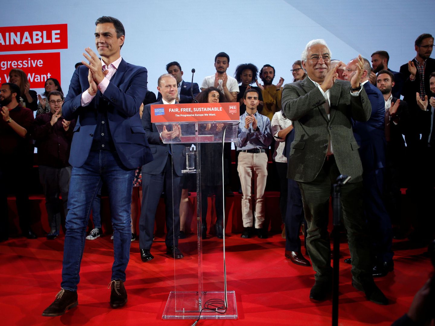 Pedro Sánchez con el primer ministro socialista portugués António Costa, durante un encuentro anual de los socialistas europeos en Lisboa, el 8 de diciembre de 2018. (Reuters)