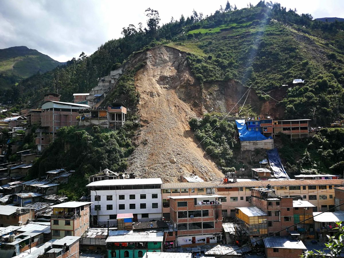 Foto: Imagen del deslizamiento de tierra que tuvo lugar en marzo de 2022 en Pataz (Perú). (EFE/Audias Torres Coronel)