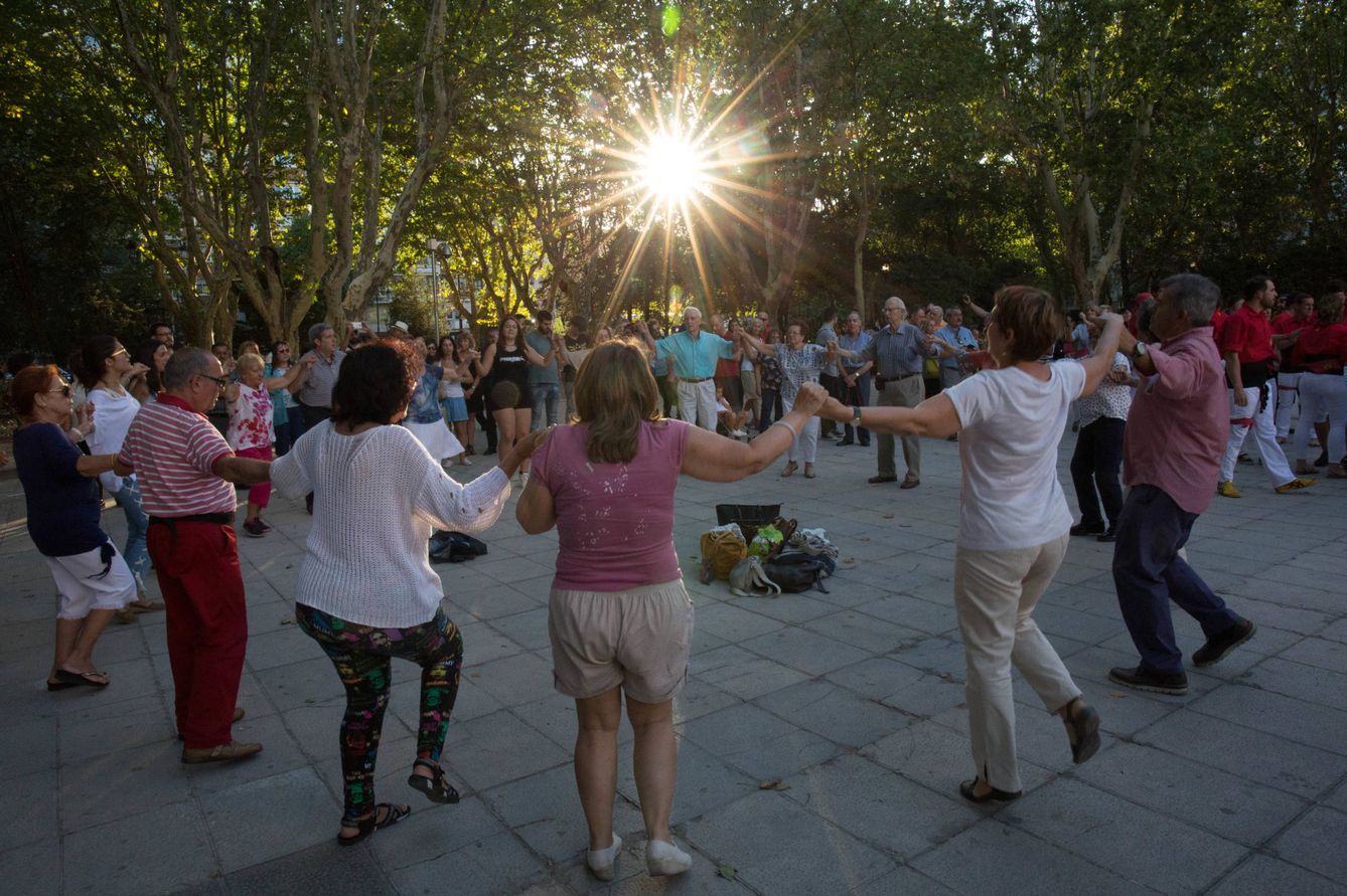 Baile de sardanas en Madrid durante la Diada de Cataluña. (D.B.)