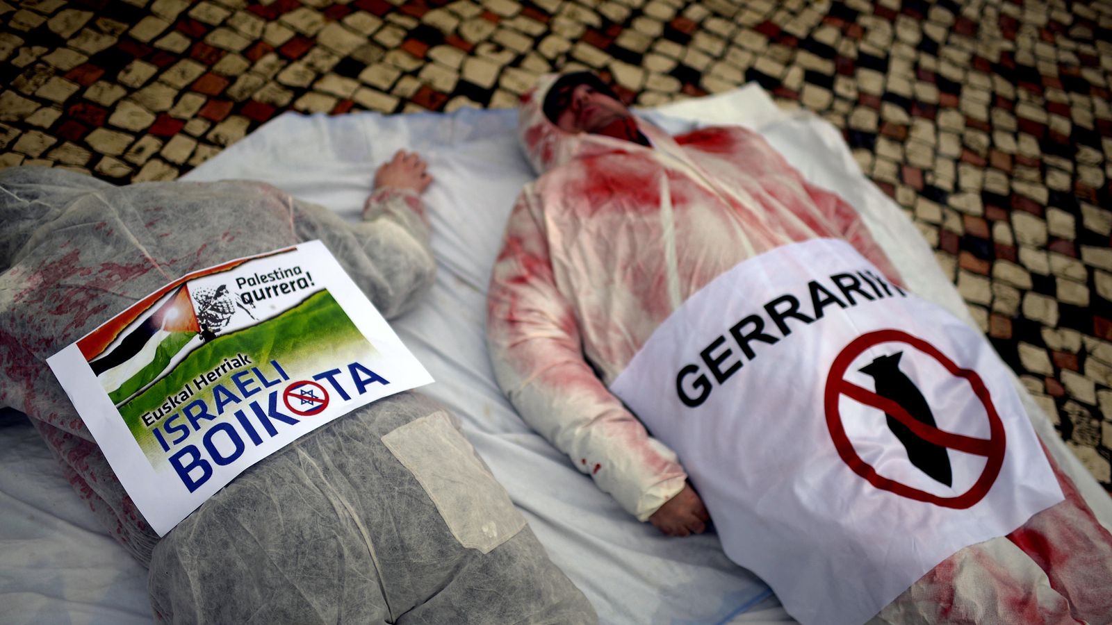 Foto: Activistas a favor del boicot a Israel durante una protesta pro-palestina en Bilbao, en noviembre de 2012 (Reuters). 
