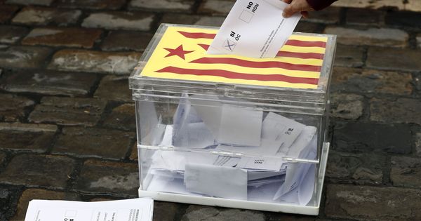 Foto: Escenificación de una votación en apoyo al referéndum de Cataluña. (EFE)