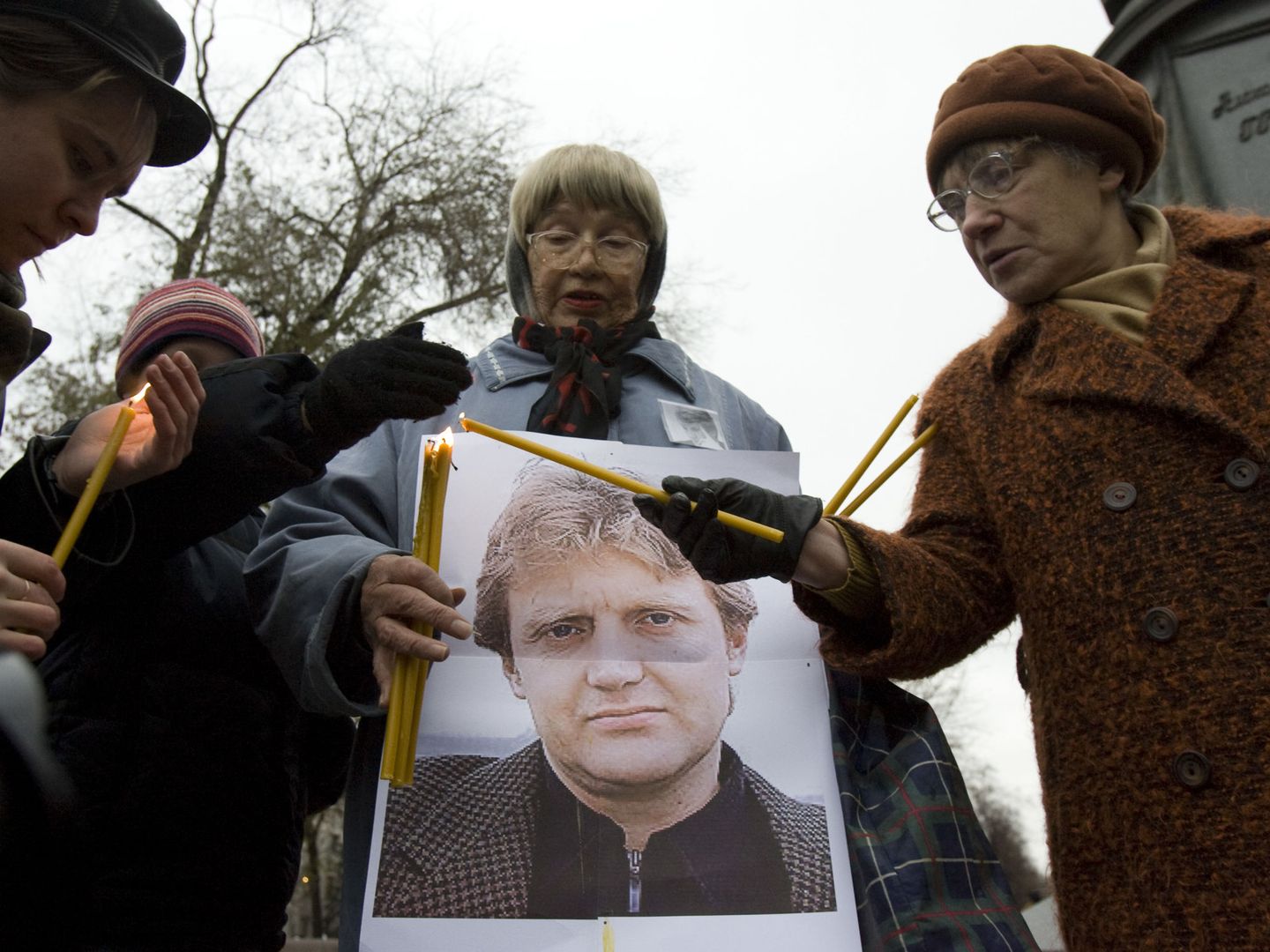 Rusos conmemoran la muerte de Litvinenko en Moscú, en noviembre de 2008 (Reuters).