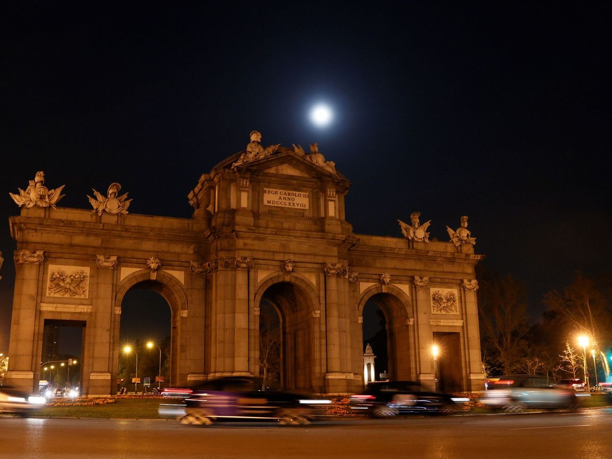 Foto: Puerta de Alcalá en Madrid con la iluminación apagada el año pasado por el movimiento global 'Hora del Planeta'. (EFE/Ballesteros)