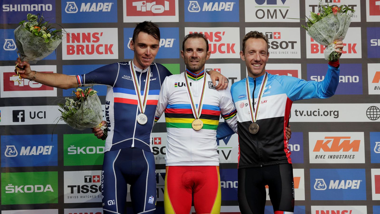 Foto: El podio del Mundial: el campeón, Valverde (c); el segundo clasificado, Bardet (i); y el tercero, Woods. (Reuters)