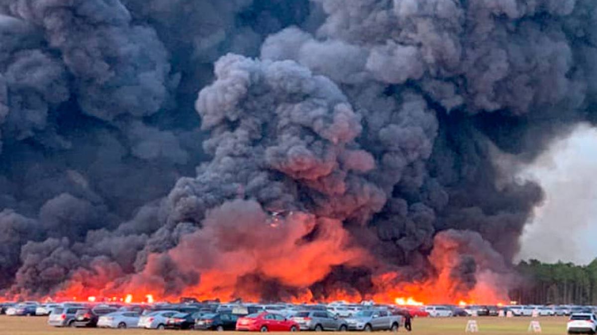Un incendio en un aeropuerto de Florida quema más de 3.500 coches de alquiler