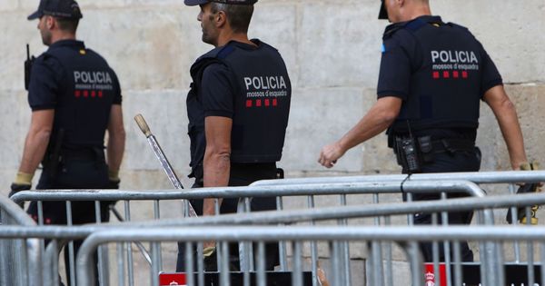 Foto: Mossos d'Esquadra en la plaza del Palau de la Generalitat. (EFE)
