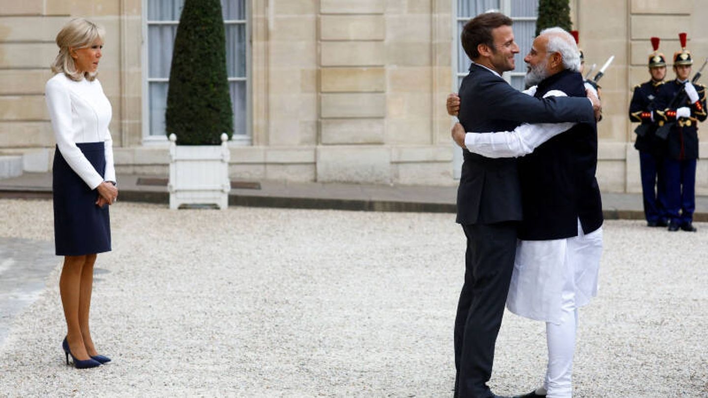 El presidente de Francia, Emmanuel Macron, recibe a su homólogo indio, Narendra Modi en París, Francia. (Reuters/ Gonzalo Fuentes)