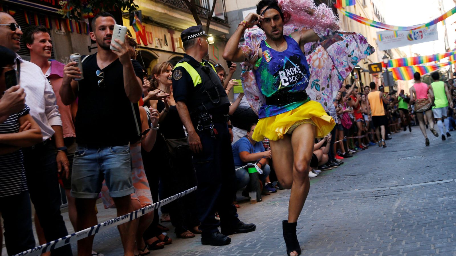 Foto: Un participante en la carrera de tacones la pasada edición del Orgullo Gay en Madrid. (Reuters)