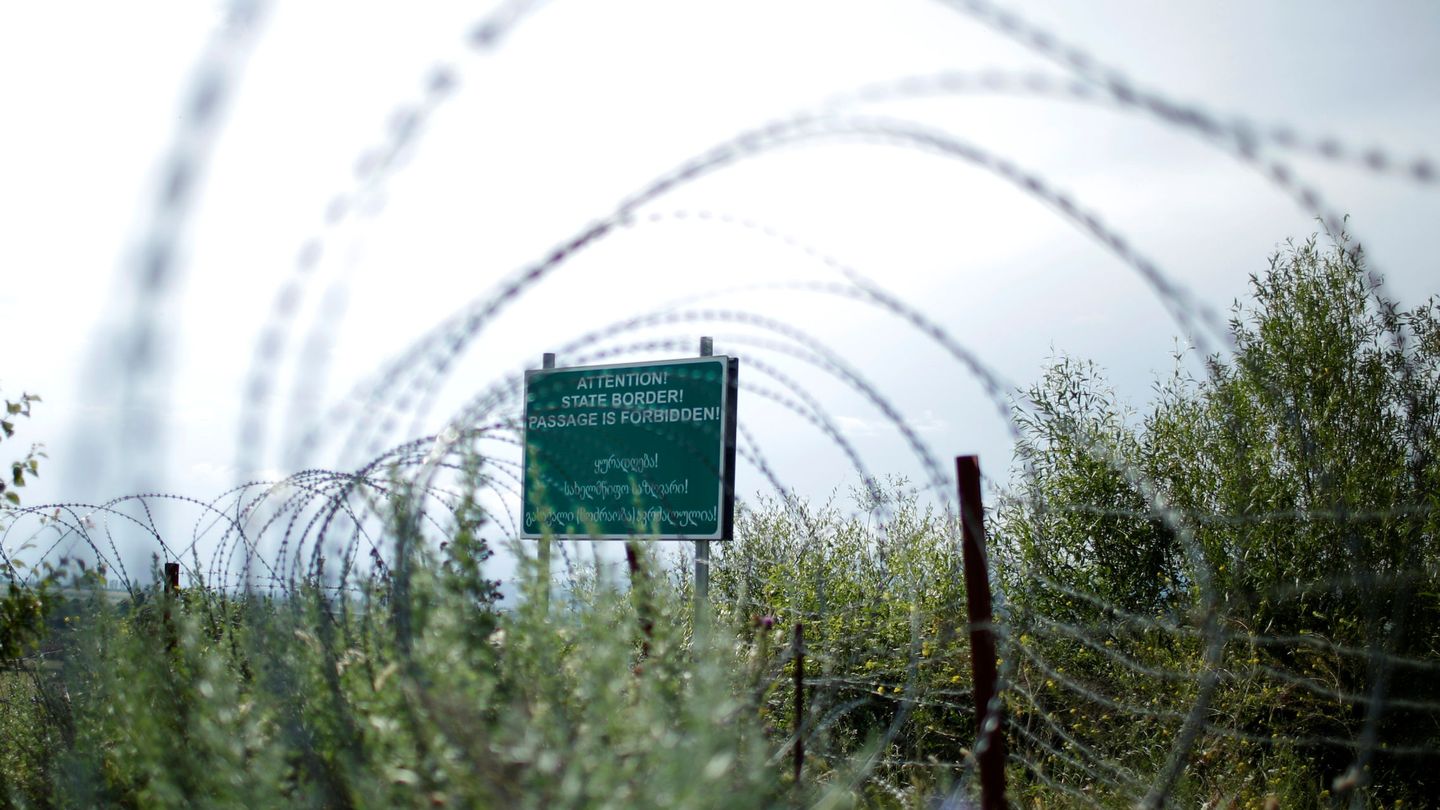 Rótulo señalando la frontera de facto entre Georgia y la región separatista de Osetia del Sur, en Khurvaleti, en junio de 2018. (Reuters)