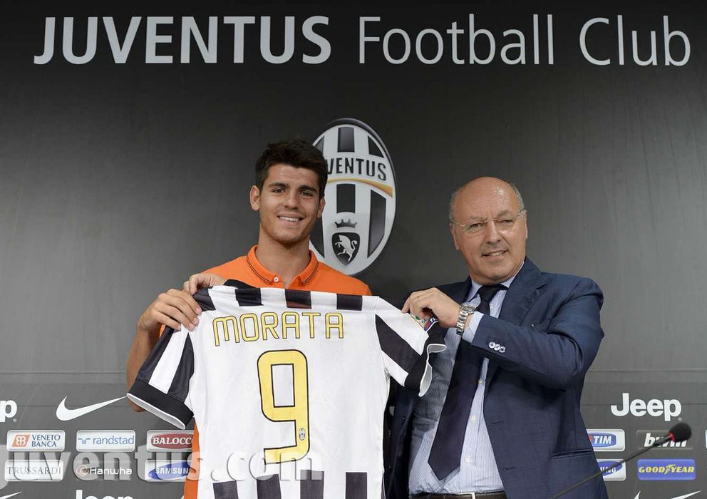 Foto: Morata posa junto Marotta con su nueva camiseta (Juventus.com).