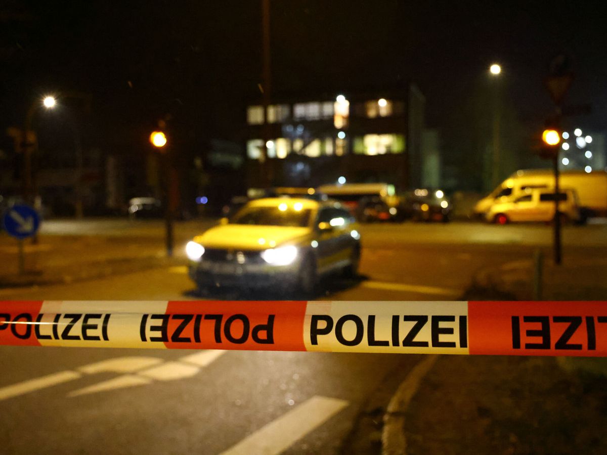 Foto: Cinta de policía en el lugar donde se ha producido el tiroteo en Hamburgo. (Reuters/ Fabrizio Bensch)
