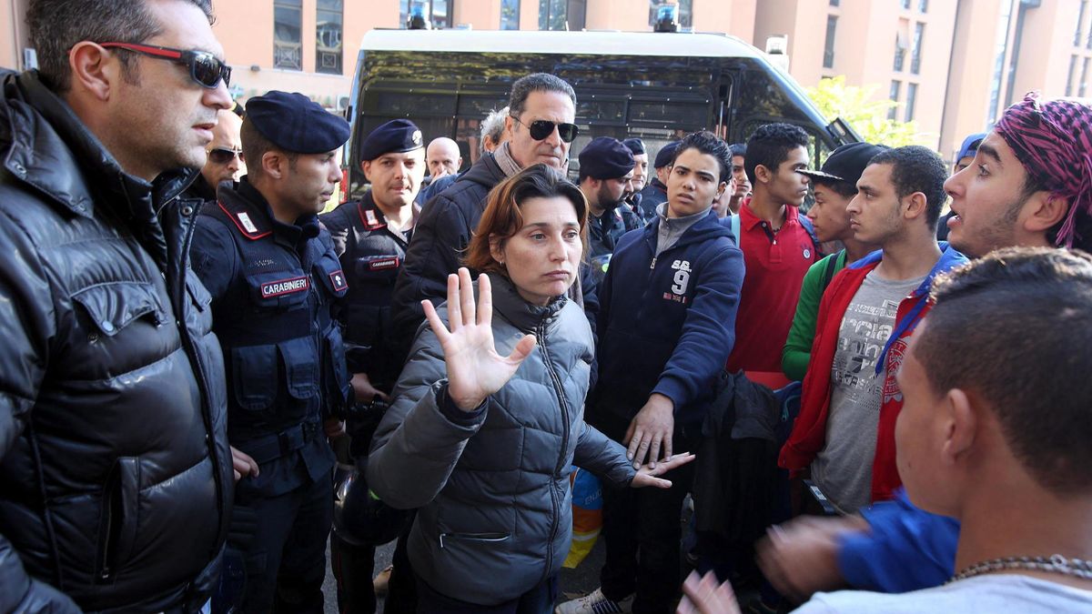 La periferia de Roma estalla contra los inmigrantes: "Vamos a la guerra"