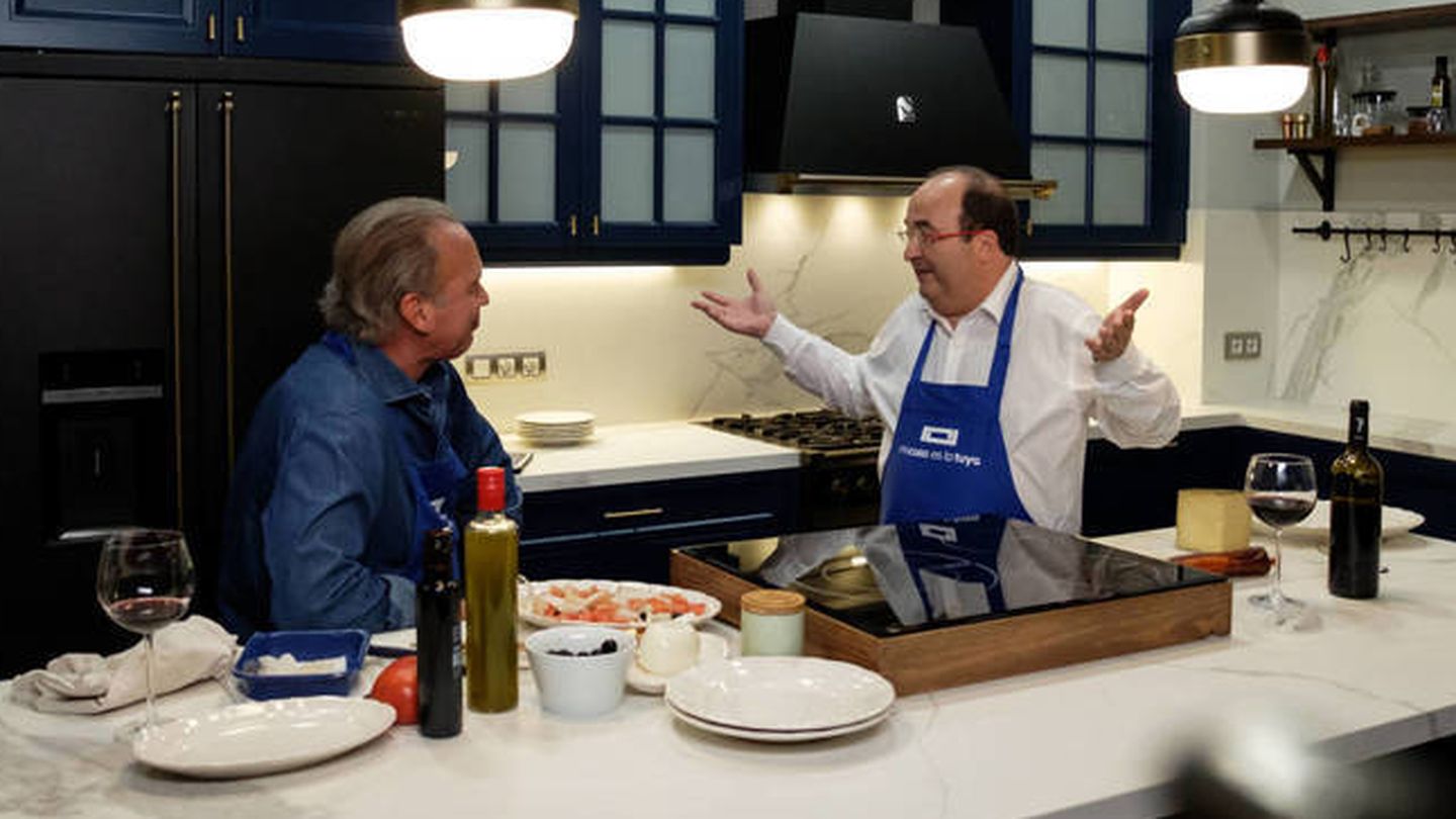 Miquel Iceta, con Bertín en la cocina de 'Mi casa es la tuya', en Barcelona. (EC)