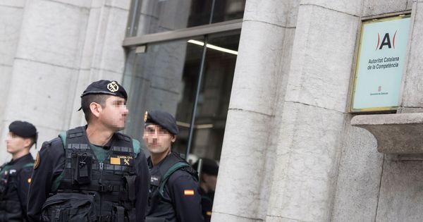 Foto: La Guardia Civil acude a buscar documentación a la sede de la Autoridad Catalana de la Competencia. (EFE)